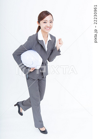 スーツ姿の女性がヘルメットを持っている 22230961
