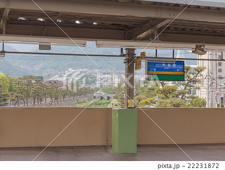 阪神芦屋駅のプラットホームから六甲山を望むの写真素材 阪神芦屋駅のプラットホームから六甲山を望むの写真素材