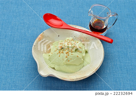 市販の「枝豆風味」のお豆腐(緑色)を寄せ盛りしました。 市販の「枝豆風味」のお豆腐(緑色)を寄せ盛りしました。 22232694