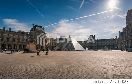 Tourists in the Louvre's central courtyards 22232823