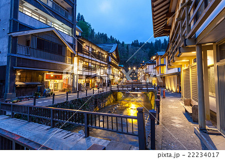 銀山温泉　温泉街の夕景 22234017