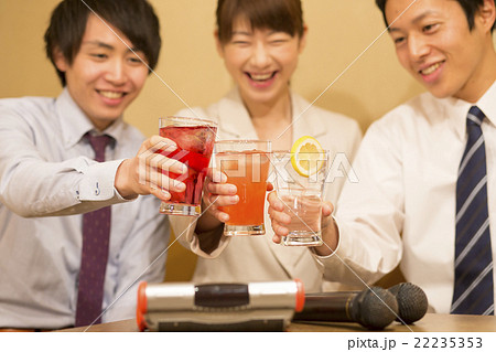 チューハイで乾杯するビジネスマン　 22235353