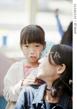 人見知りする子供の写真素材