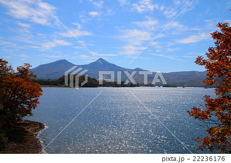秋の桧原湖と磐梯山 秋の桧原湖と磐梯山 22236176