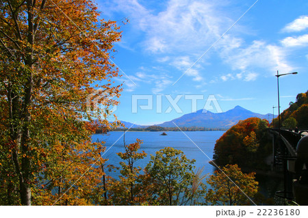 秋の桧原湖と磐梯山 秋の桧原湖と磐梯山 22236180