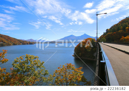 秋の桧原湖と磐梯山 秋の桧原湖と磐梯山 22236182