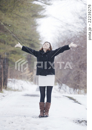 雪の日の女性 雪の日の女性 22236276