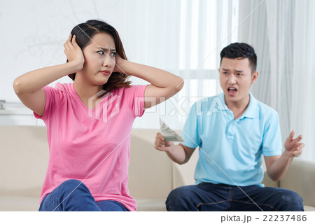 Fighting couple 22237486