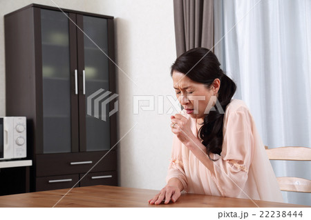 咳をする50代女性 22238444