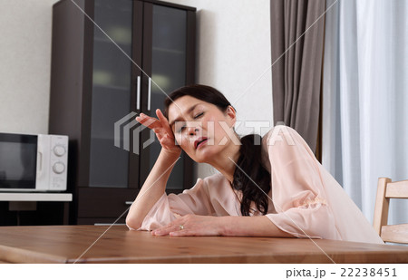体調不良の50代女性 22238451
