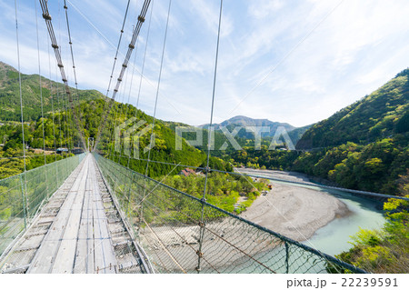 谷瀬の吊橋(奈良県十津川村の風景) 谷瀬の吊橋(奈良県十津川村の風景) 22239591
