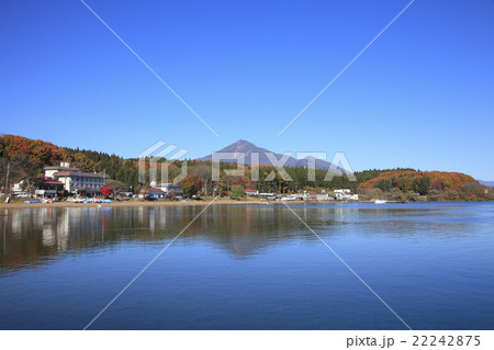 磐梯山と猪苗代湖 22242875