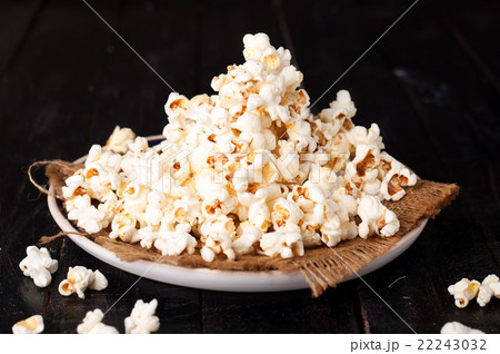 bowl of popcorn  22243032
