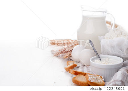 sour cream, crackers and dairy products 22243091