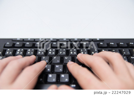 キーボードを打つ手 キーボードを打つ手 22247029