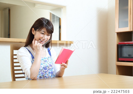 手帳を見る若い女性 手帳を見る若い女性 22247503