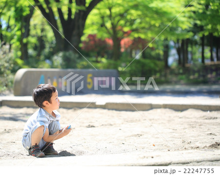 砂場遊びをする幼児 砂場遊びをする幼児 22247755