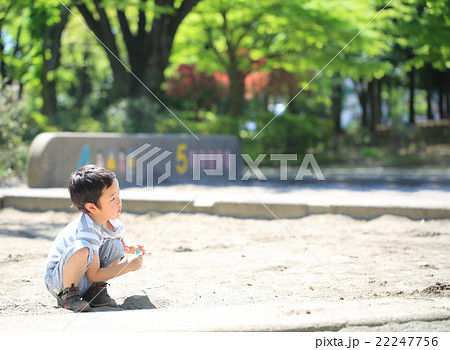 砂場遊びをする幼児 砂場遊びをする幼児 22247756