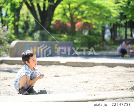 砂場遊びをする幼児 砂場遊びをする幼児 22247758