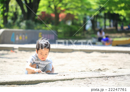 砂場遊びをする幼児 22247761