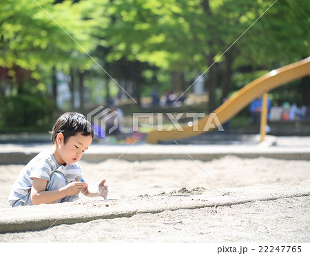 砂場遊びをする幼児 22247765