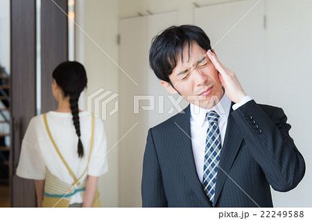 朝の見送り（夫婦） 22249588