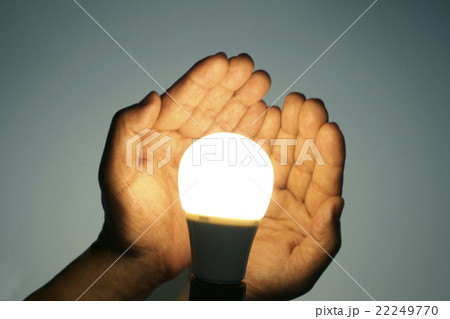 LED電球、手のひらの背景 22249770