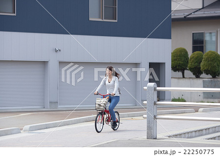 自転車で買い物する女性 22250775