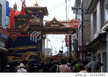 長浜曳山祭の舞台付き曳山で演ぜられる子ども歌舞伎 長浜曳山祭の舞台付き曳山で演ぜられる子ども歌舞伎 22251463