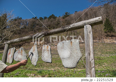 澄んだ音が出る 石琴をたたく 澄んだ音が出る 石琴をたたく 22251529