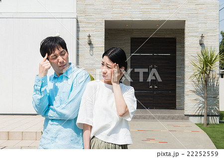 家の前に立つ夫婦 22252559
