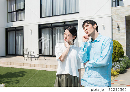 家の前に立つ夫婦 22252562