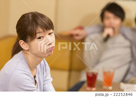 カラオケでつまらなそうにしている女性 22252846