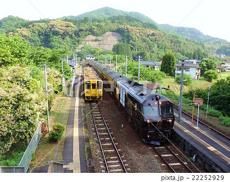 JR九州　久大本線、ななつ星と普通列車、夜明駅 22252929