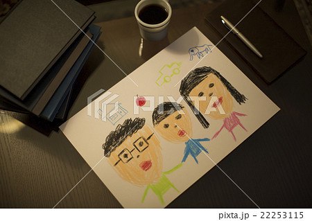 テーブルに置かれた子供の絵 テーブルに置かれた子供の絵 22253115