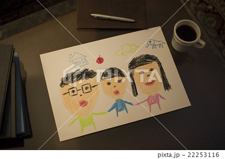テーブルに置かれた子供の絵 テーブルに置かれた子供の絵 22253116