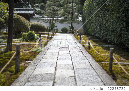 京都府京都市東山区にある臨済宗の寺院　芬陀院入り口の石畳の小道 22253722