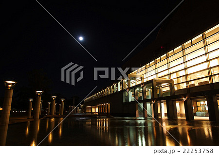 夜空に浮かぶ満月と照明：宮崎県総合文化公園の夜景 22253758