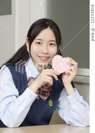 ハートのギフトボックスを持つ女子高校生 ハートのギフトボックスを持つ女子高校生 22253859