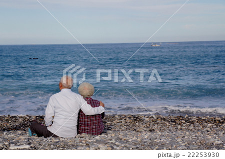 海を眺める老夫婦 22253930