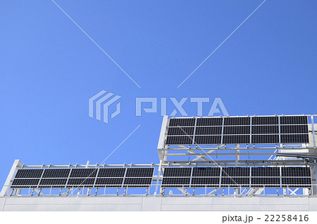 太陽光発電　快晴の元ソーラーパネル 22258416