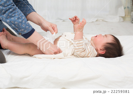 おむつを替える赤ちゃん 22259381