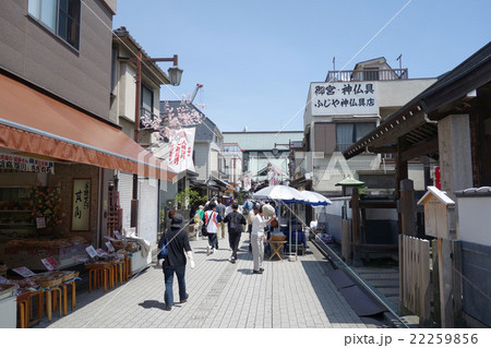 深川不動堂の参道（右側は永代寺です。） 22259856