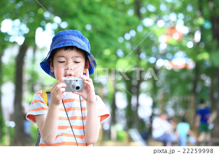 ハイキングする小学生 ハイキングする小学生 22259998