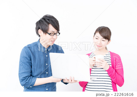 仕事中の若い男女 22261616