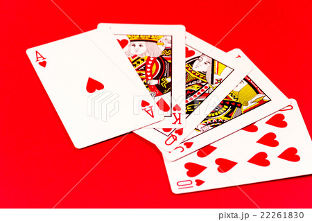 カジノイメージ 赤の背景にトランプの写真素材