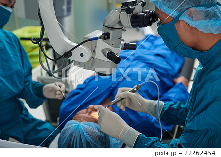 Performing surgery 22262454