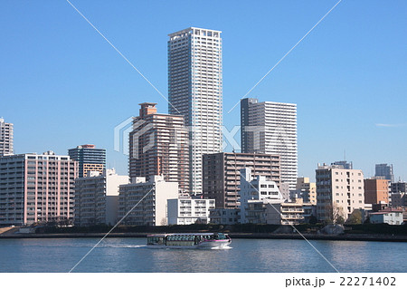 都会の風景 川と高層ビルの写真素材