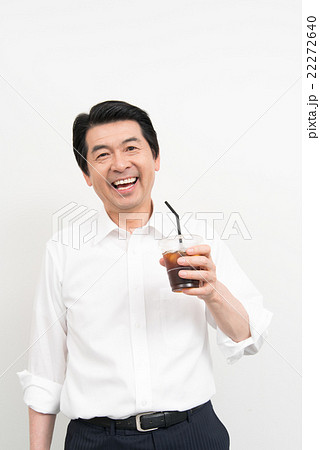アイスコーヒーを飲むビジネスマン 22272640
