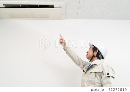 エアコンを指さしする作業員 エアコンを指さしする作業員 22272819